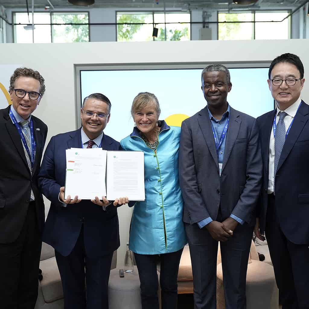 L-R] David Thomson, Acting Coordinator for USAID Power Africa; Henry Gonzalez, Deputy Executive Director at Green Climate Fund; Jacqueline Novogratz, CEO of Acumen; Joseph Ng'ang'a, Interim Managing Director and Vice President for Africa at GEAPP; Bruce Woo, Head of Global Project Financing Team at Shinhan Bank